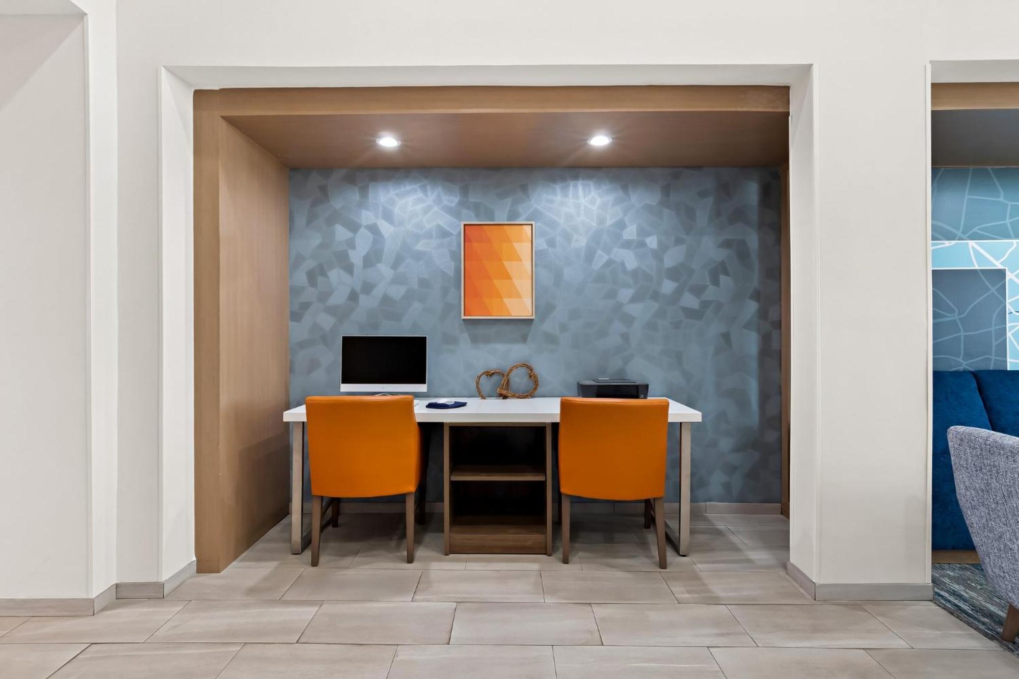 Express & By Ihg Perry