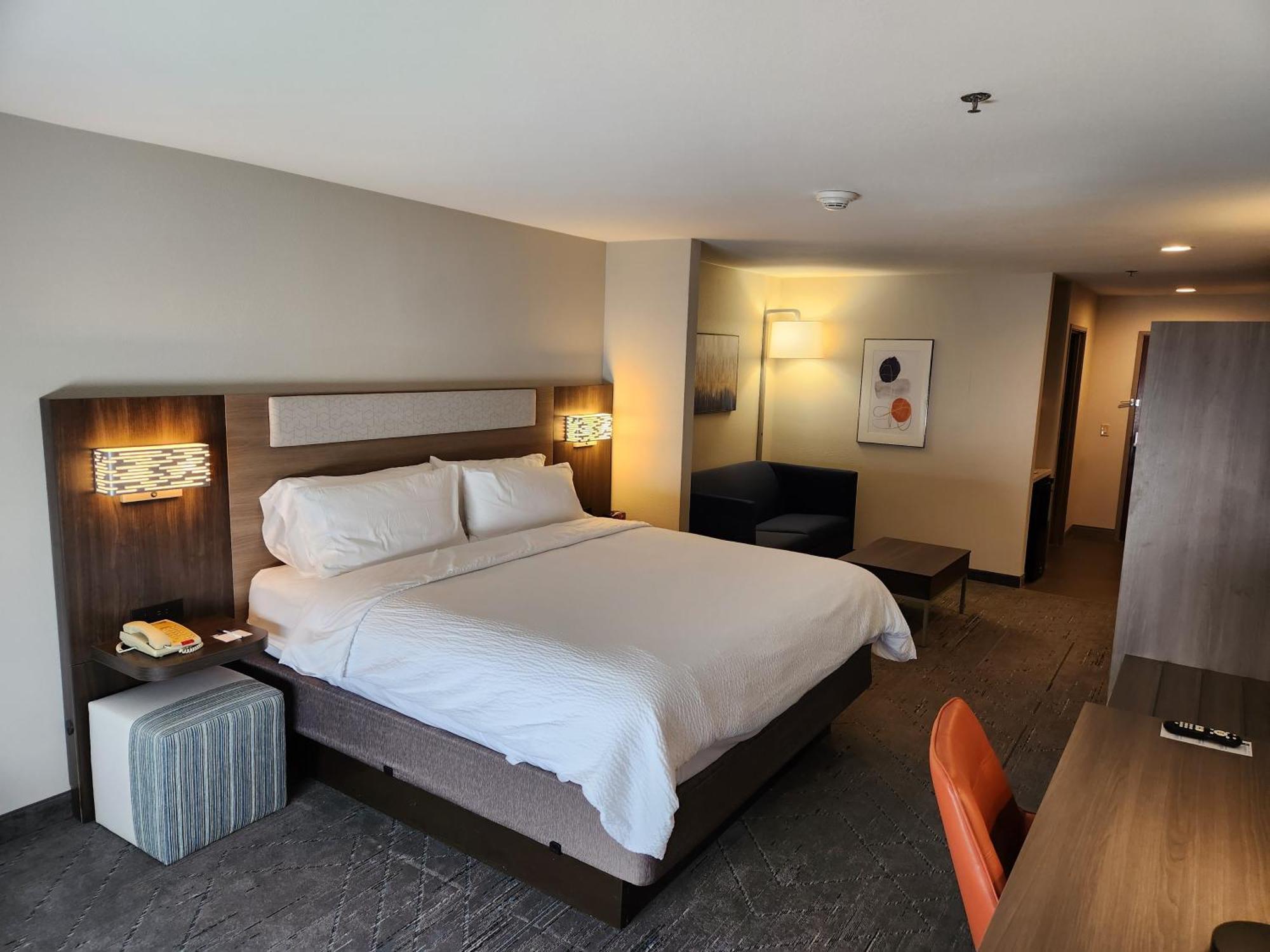 Express & By Ihg Perry